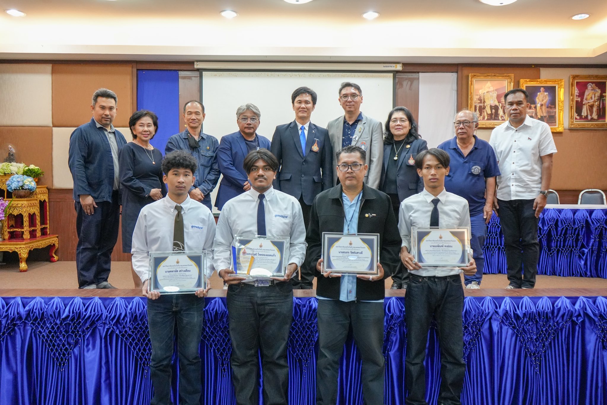 นักศึกษาผู้มีผลงานดีเด่นรางวัล “เพชรราชมงคลตะวันออก”