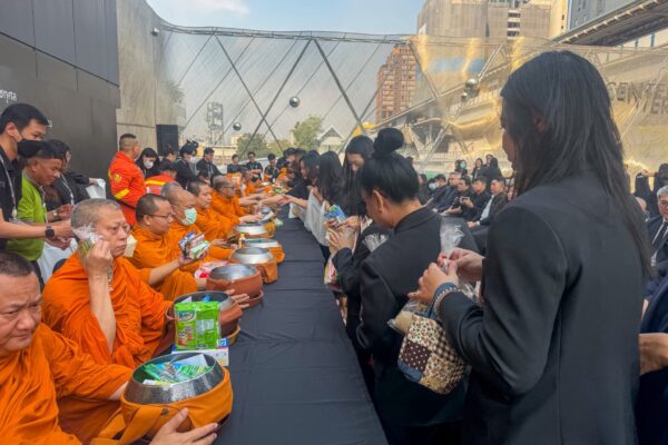 ตักบาตรพระพันปี (3)