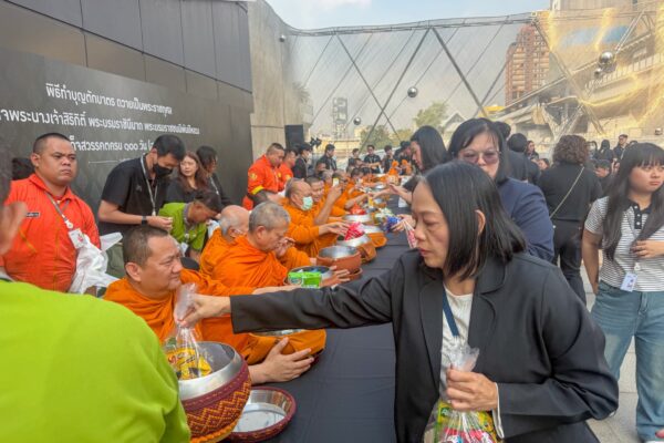 ตักบาตรพระพันปี (6)