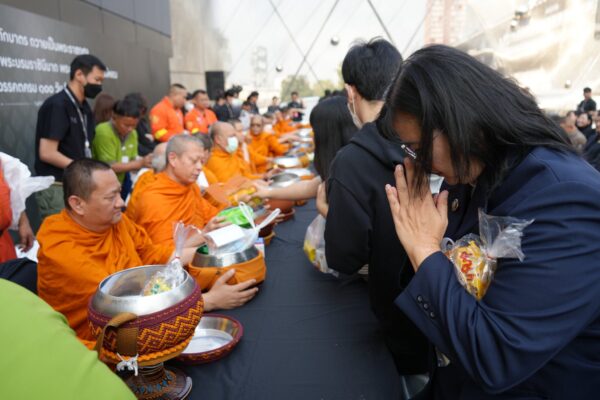 ตักบาตรพระพันปี (7)