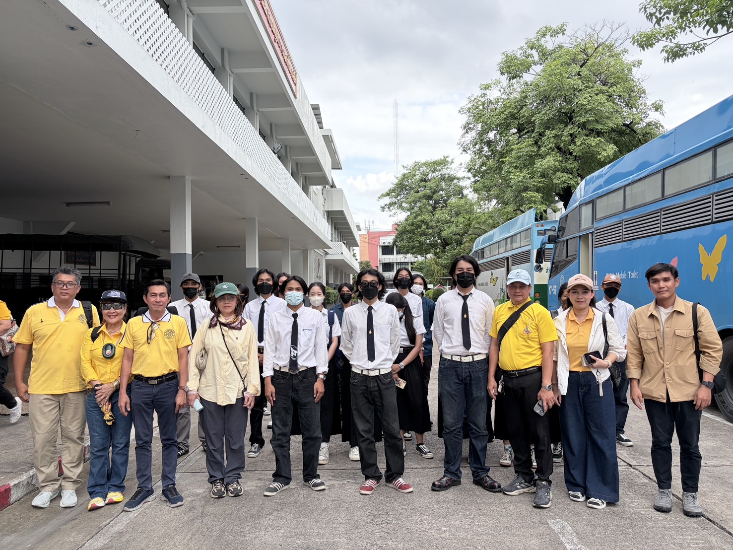 คณะวิศวกรรมศาสตร์และสถาปัตยกรรมศาสตร์ มทร.ตะวันออก เขตพื้นที่อุเทนถวาย  ร่วมเฝ้ารับเสด็จพระบาทสมเด็จพระเจ้าอยู่หัว เนื่องในโอกาสมหามงคลเฉลิมพระชนมพรรษา 74 พรรษา