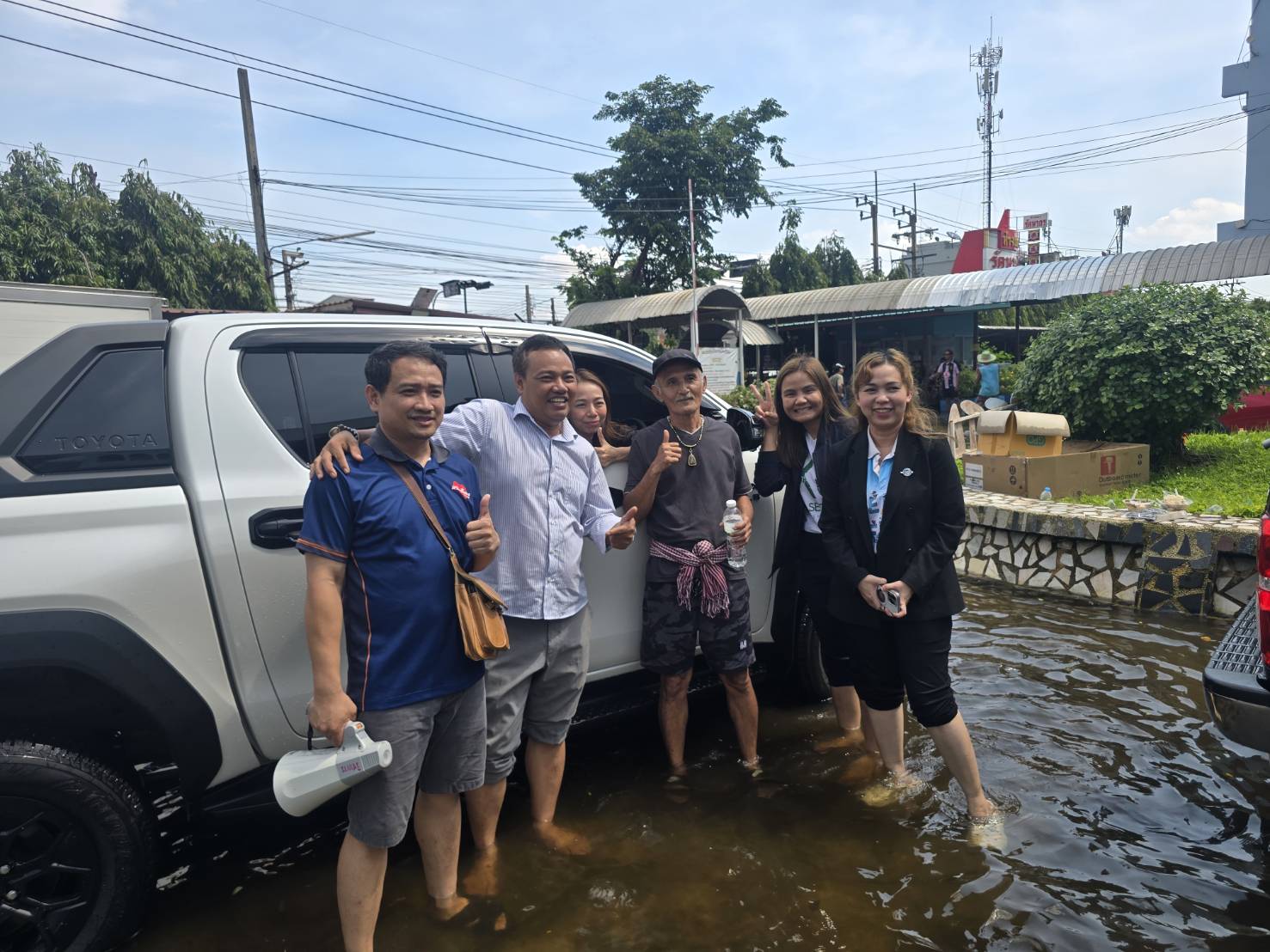 อุเทนถวาย ส่งต่อธารน้ำใจศิษย์เก่า มอบข้าวกล่องช่วยผู้ประสบอุทกภัย