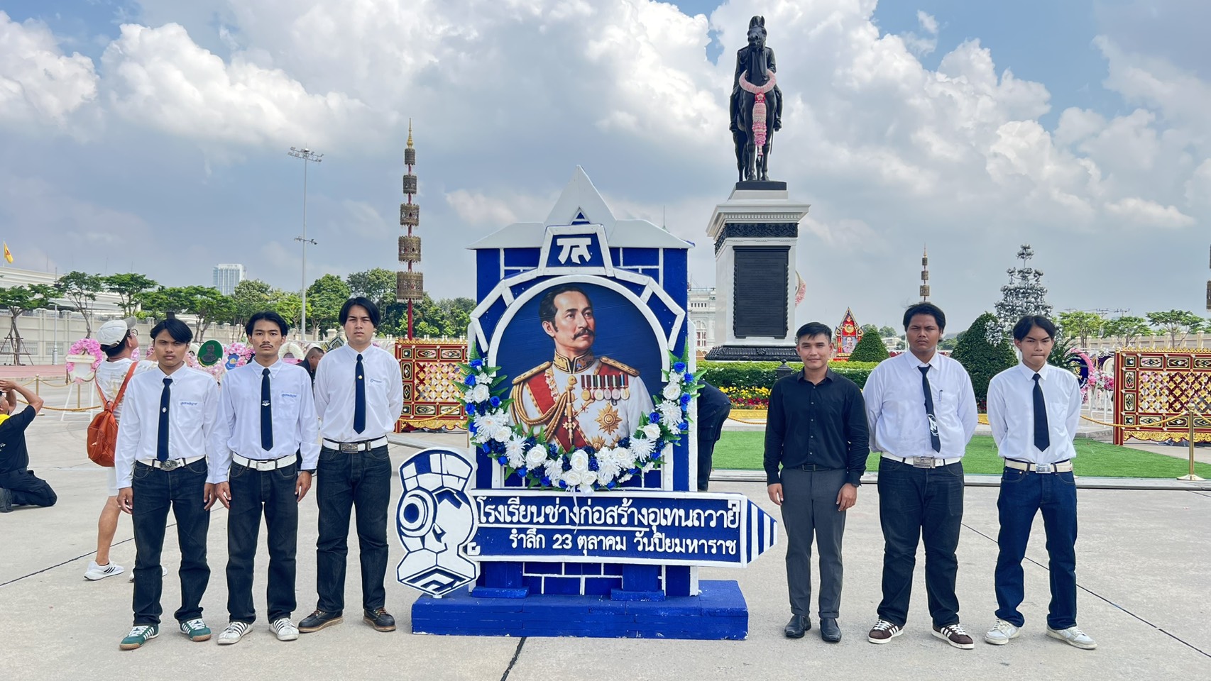 สโมสรนักศึกษาคณะวิศวกรรมศาสตร์และสถาปัตยกรรมศาสตร์  ร่วมวางพวงมาลา เนื่องในวันปิยมหาราช